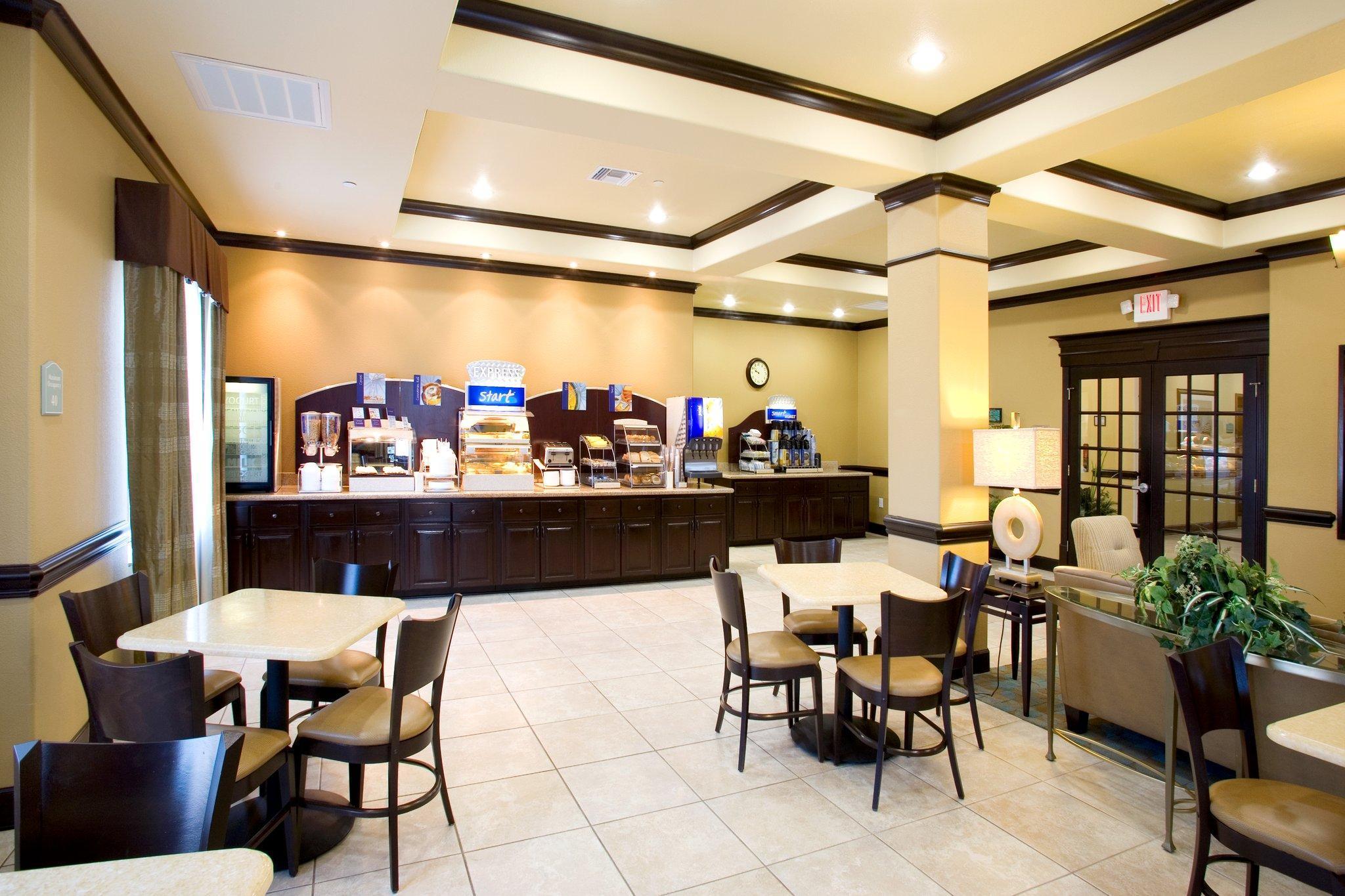 Holiday Inn Express & Suites Victoria, An Ihg Hotel Exterior photo