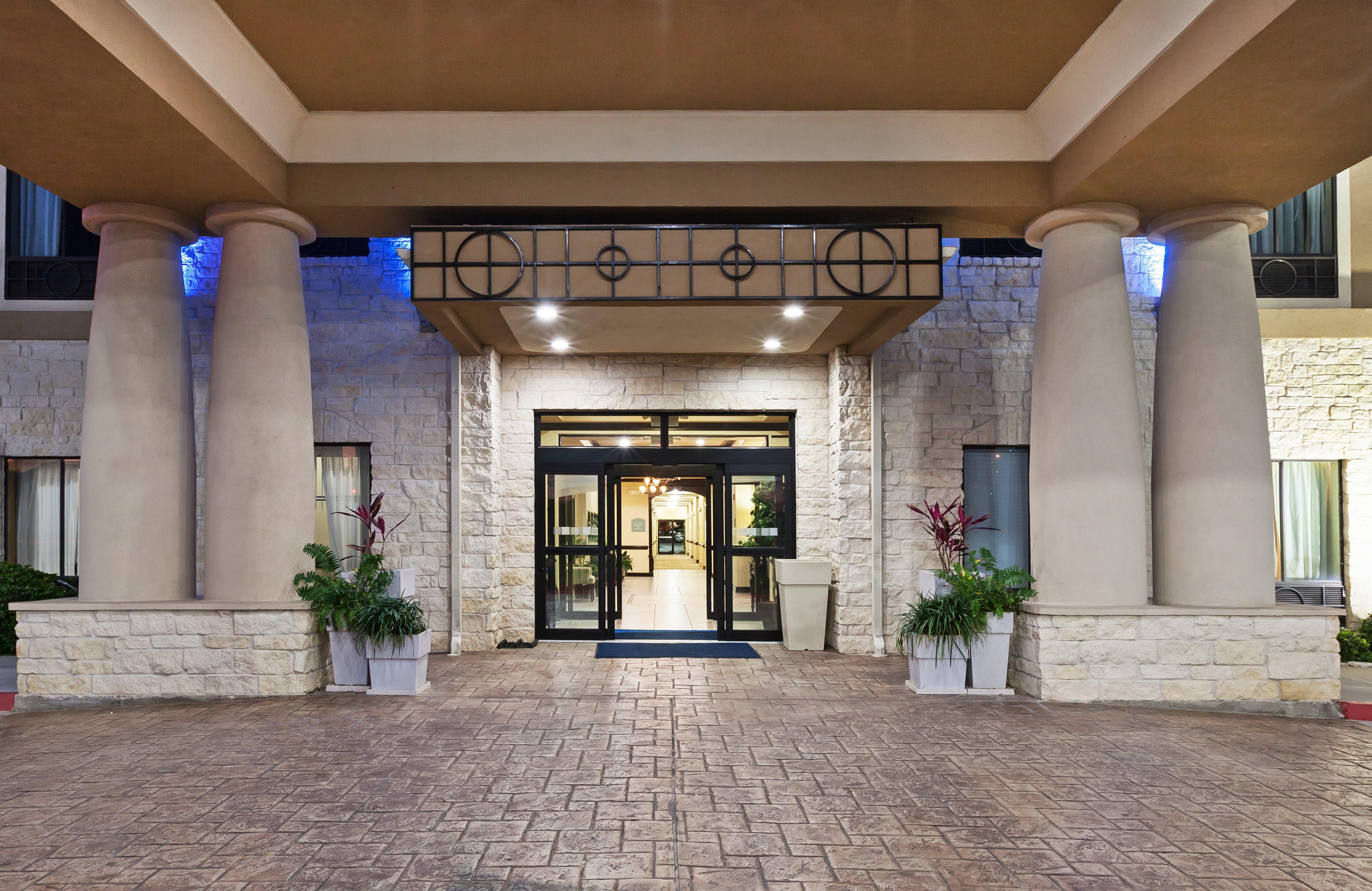 Holiday Inn Express & Suites Victoria, An Ihg Hotel Exterior photo
