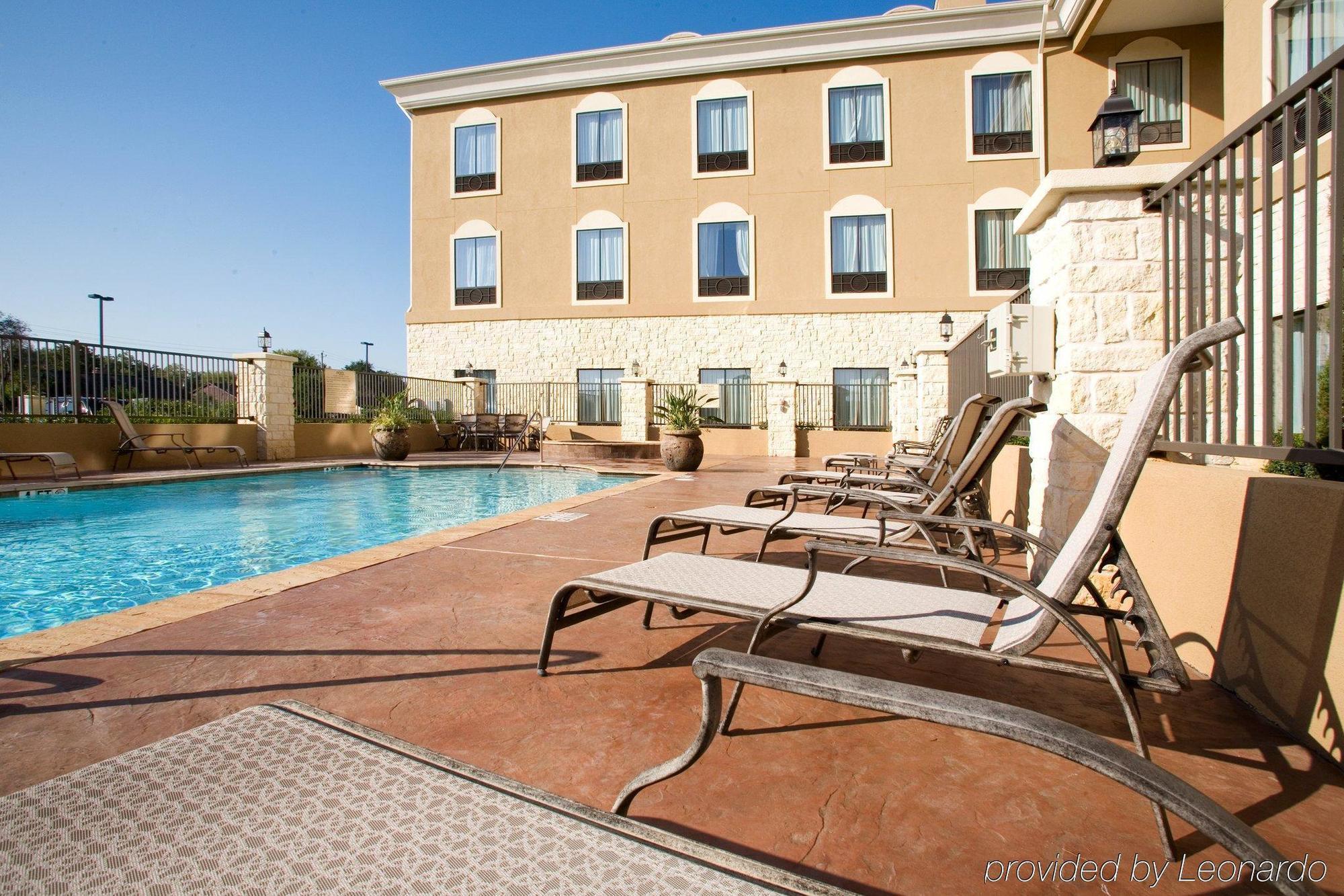 Holiday Inn Express & Suites Victoria, An Ihg Hotel Exterior photo