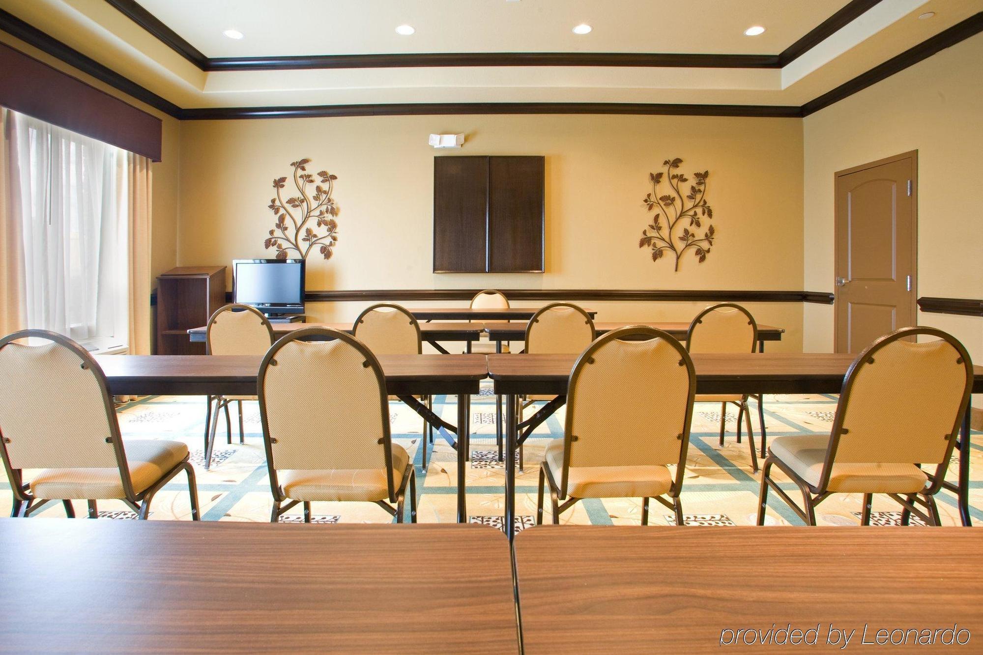 Holiday Inn Express & Suites Victoria, An Ihg Hotel Exterior photo