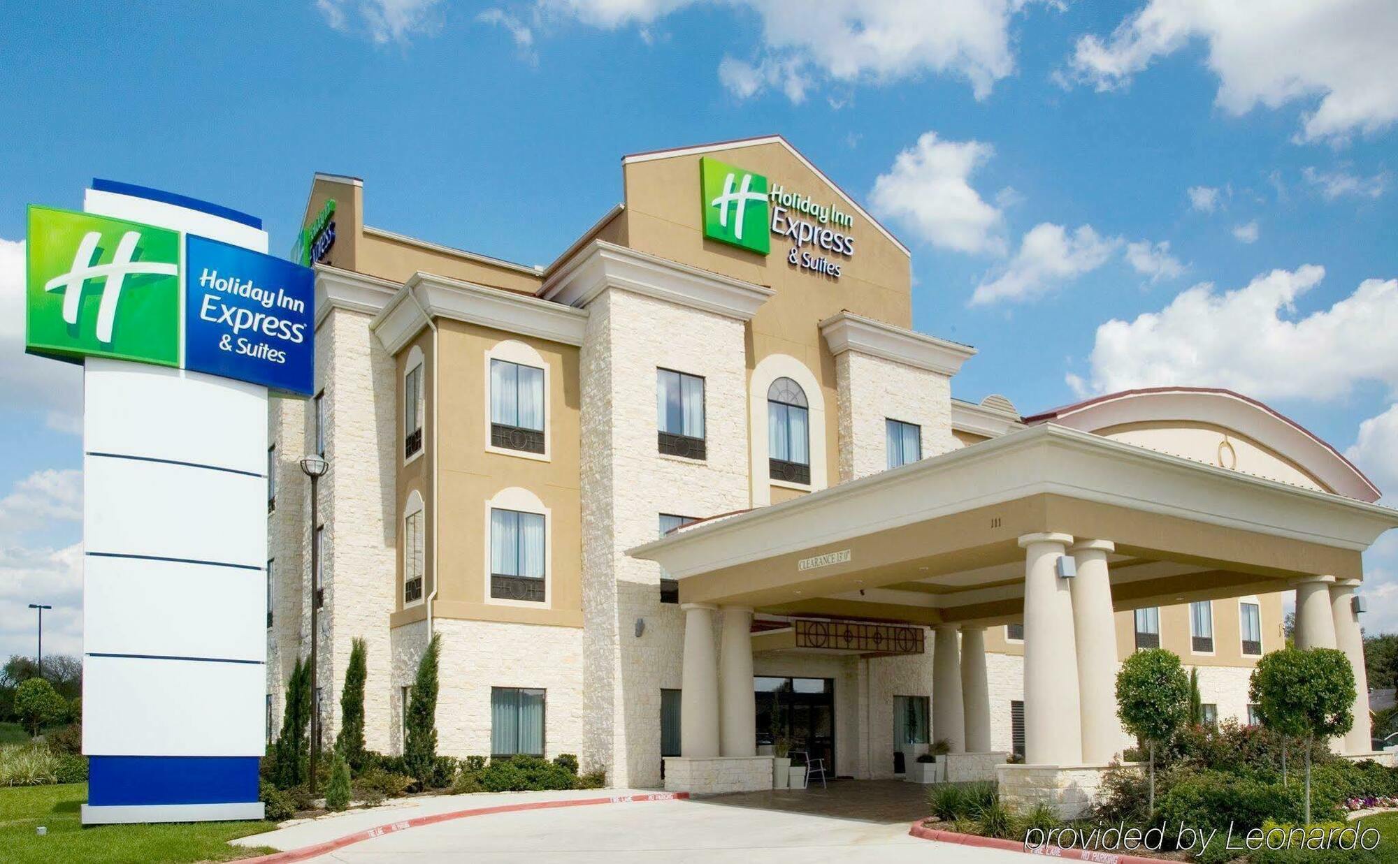Holiday Inn Express & Suites Victoria, An Ihg Hotel Exterior photo